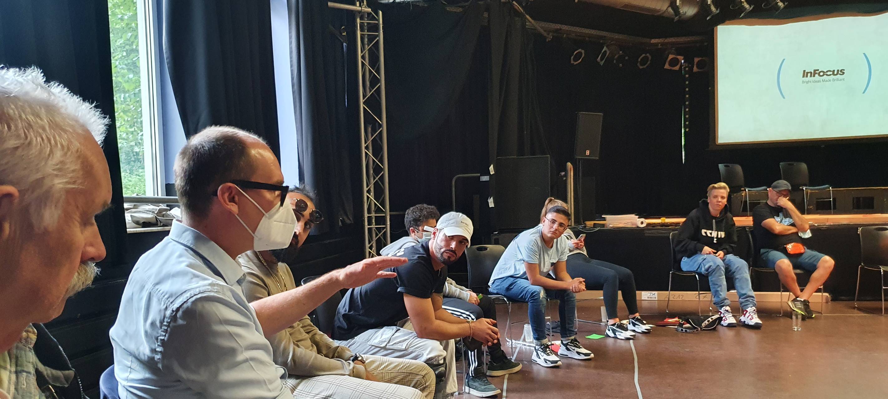 Jugendliche diskutieren mit Kandidaten