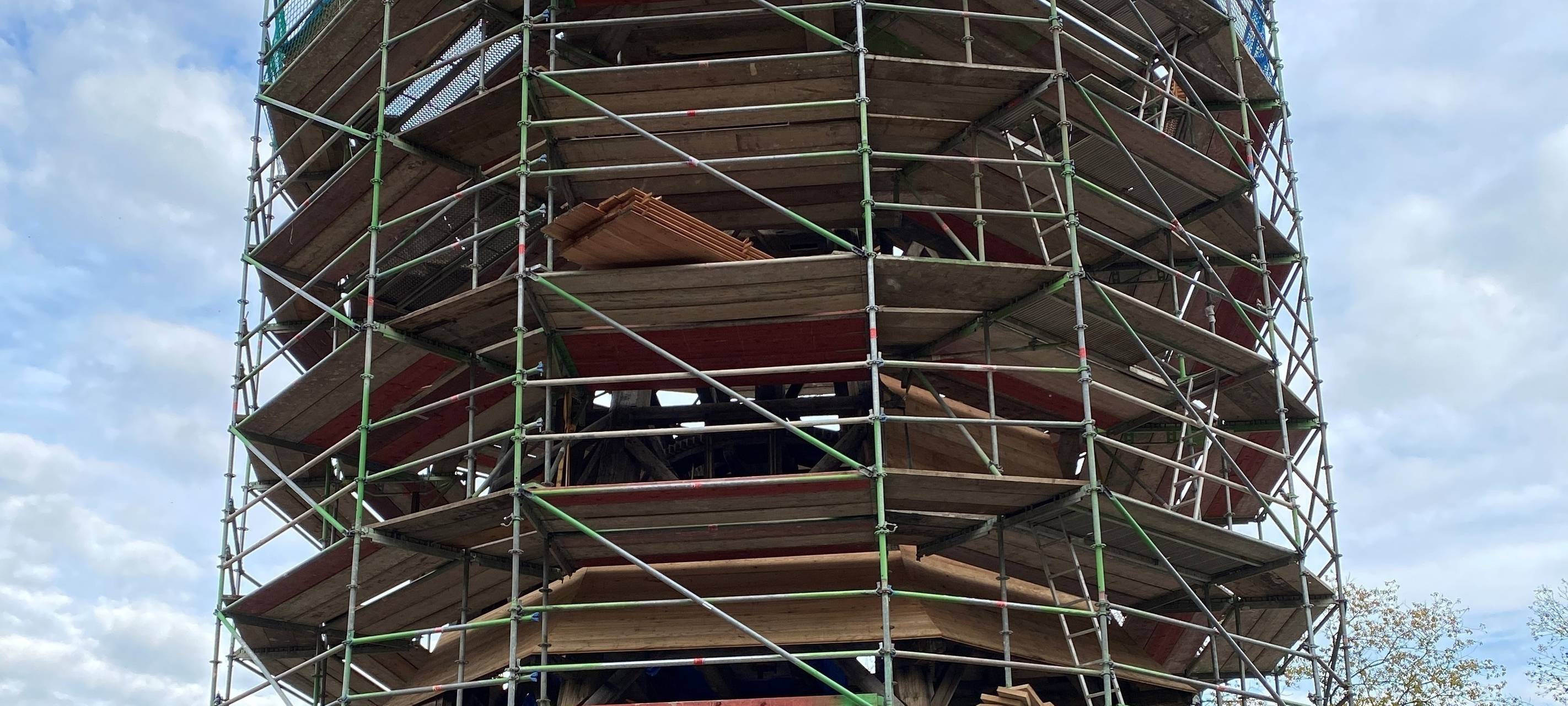 Rohbau Windmühle mit einem Gerüst