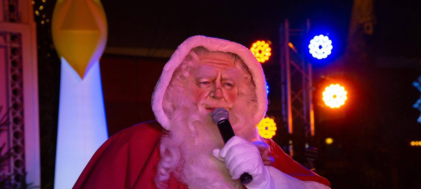 Nikolaus kommt mit Geschenken