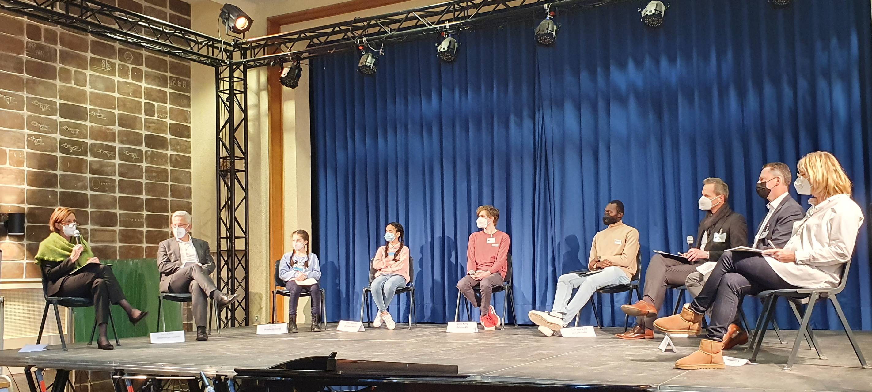 Gebauer diskutiert mit Schulen