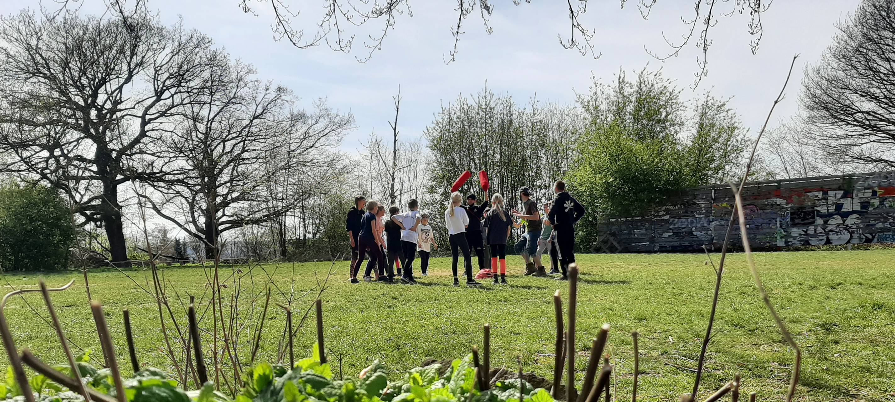 Slacklinen und Bogenschießen