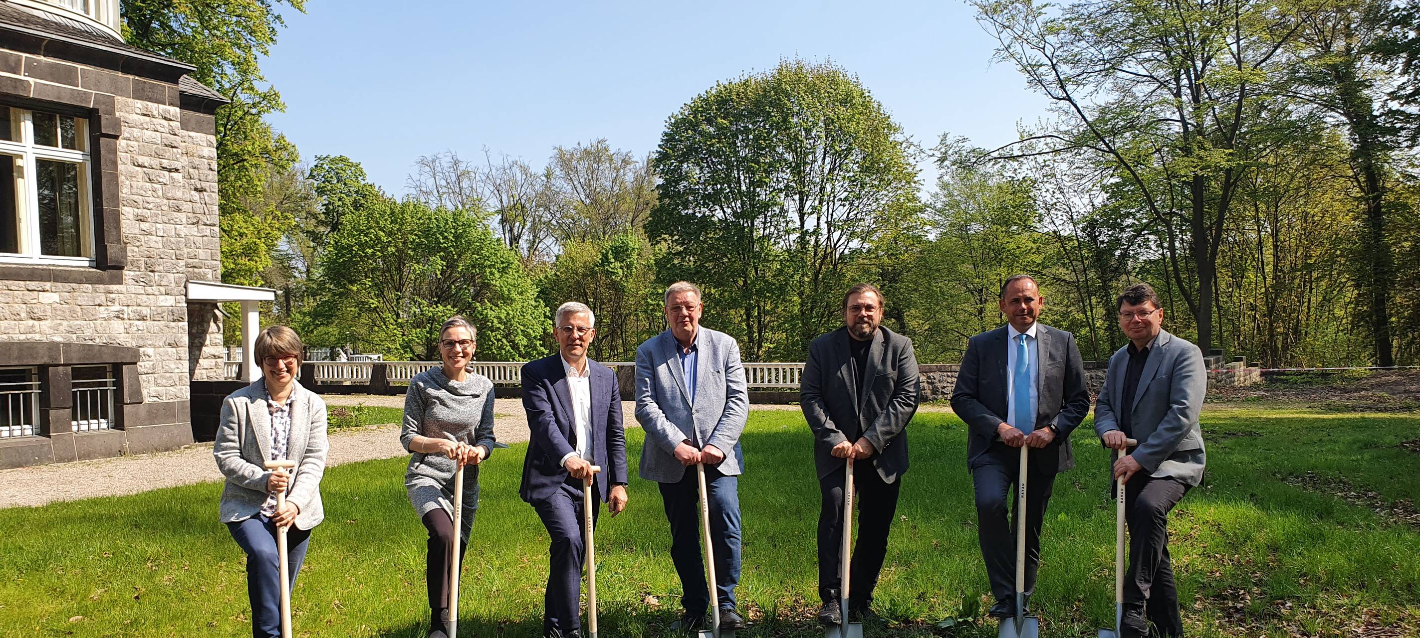 Erster Spatenstich am Hohenhof