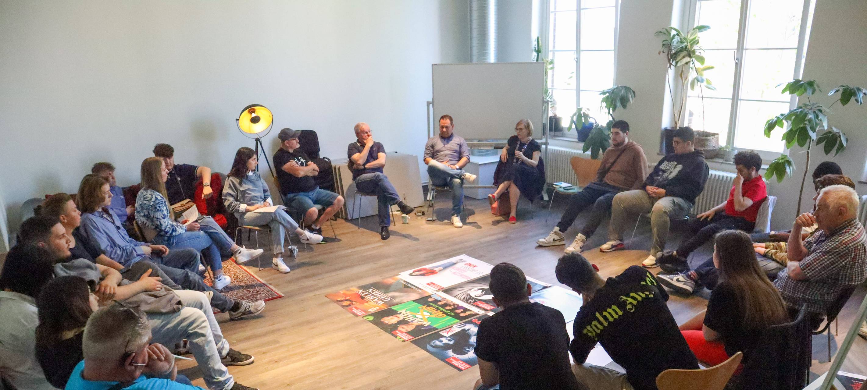 Jugendliche befragen Politiker