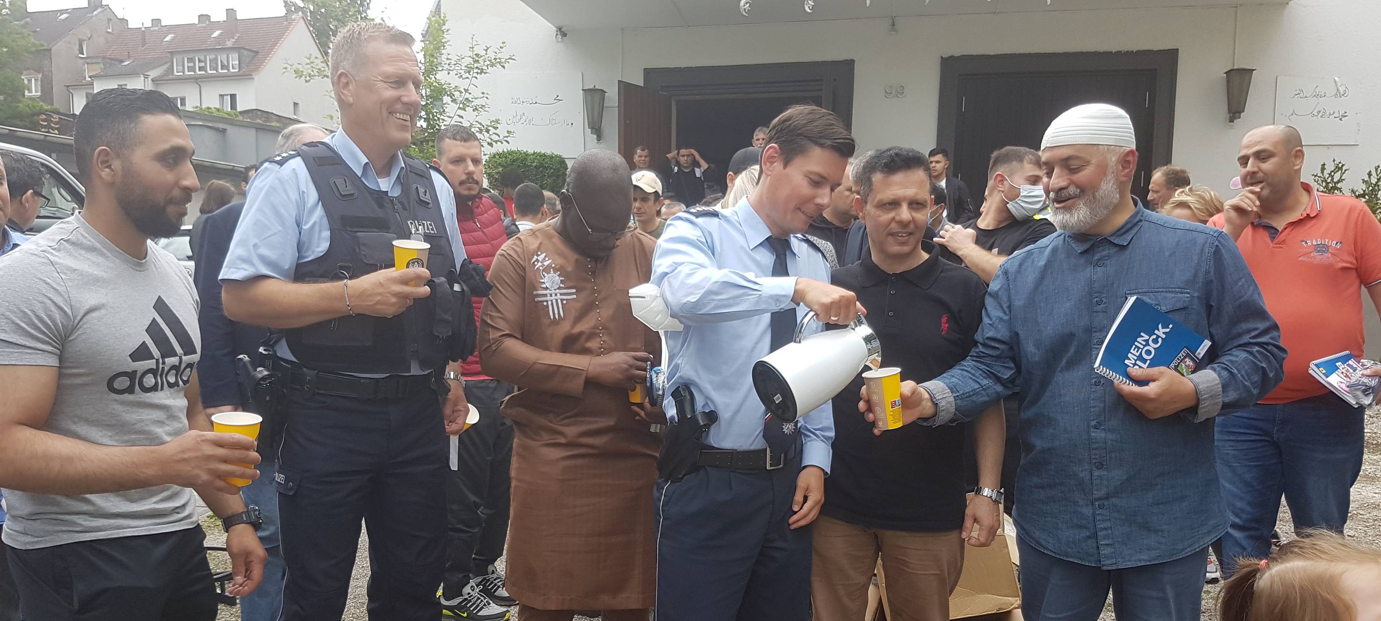 Polizei schenkt Tee an Moschee aus