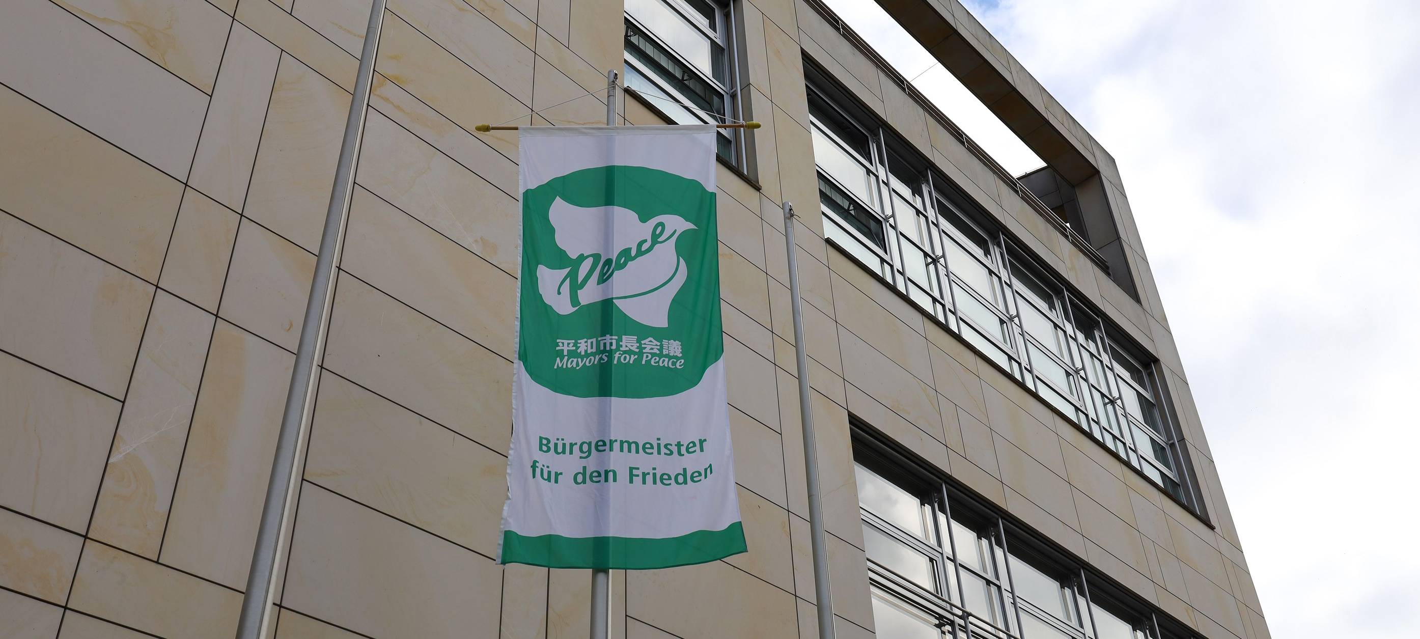 Hagen zeigt heute Flagge für den Frieden und gegen Atomwaffen.