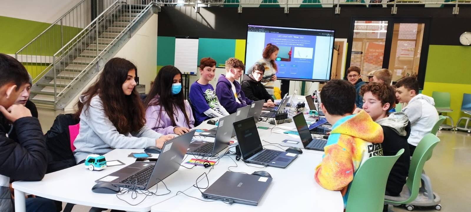 Fleißige Hacker im Technikzentrum und der Fernuni