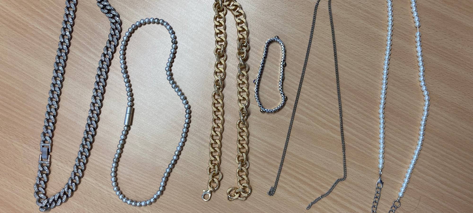 Polizei verhaftet Jugendliche