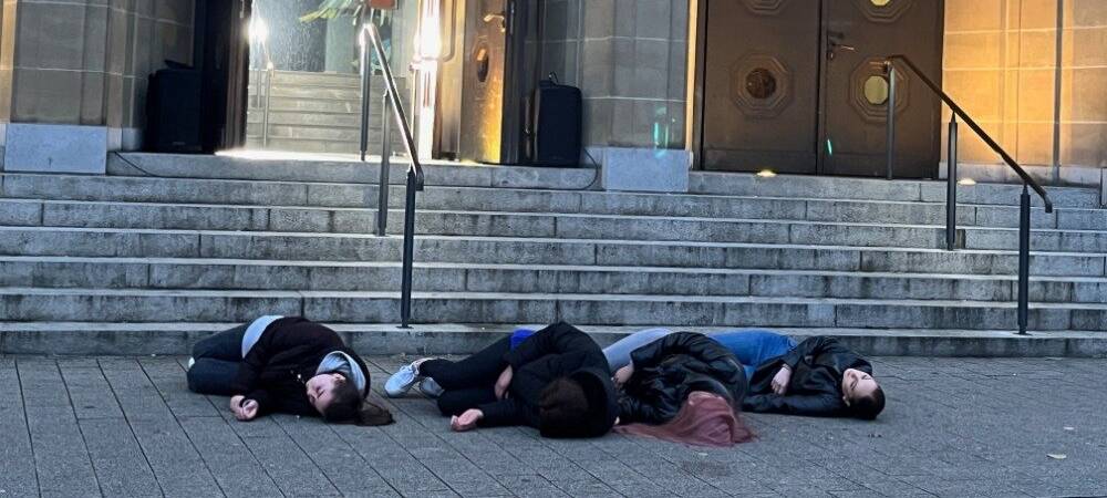 Performance von Jugendlichen anlässlich der Pogromnacht - "Totengesang"