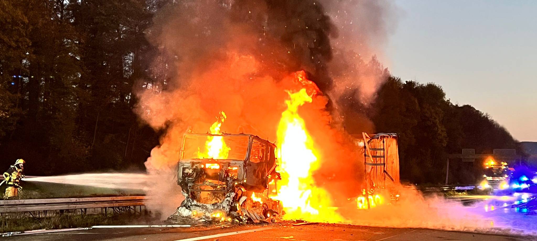 LKW brennt auf A 45