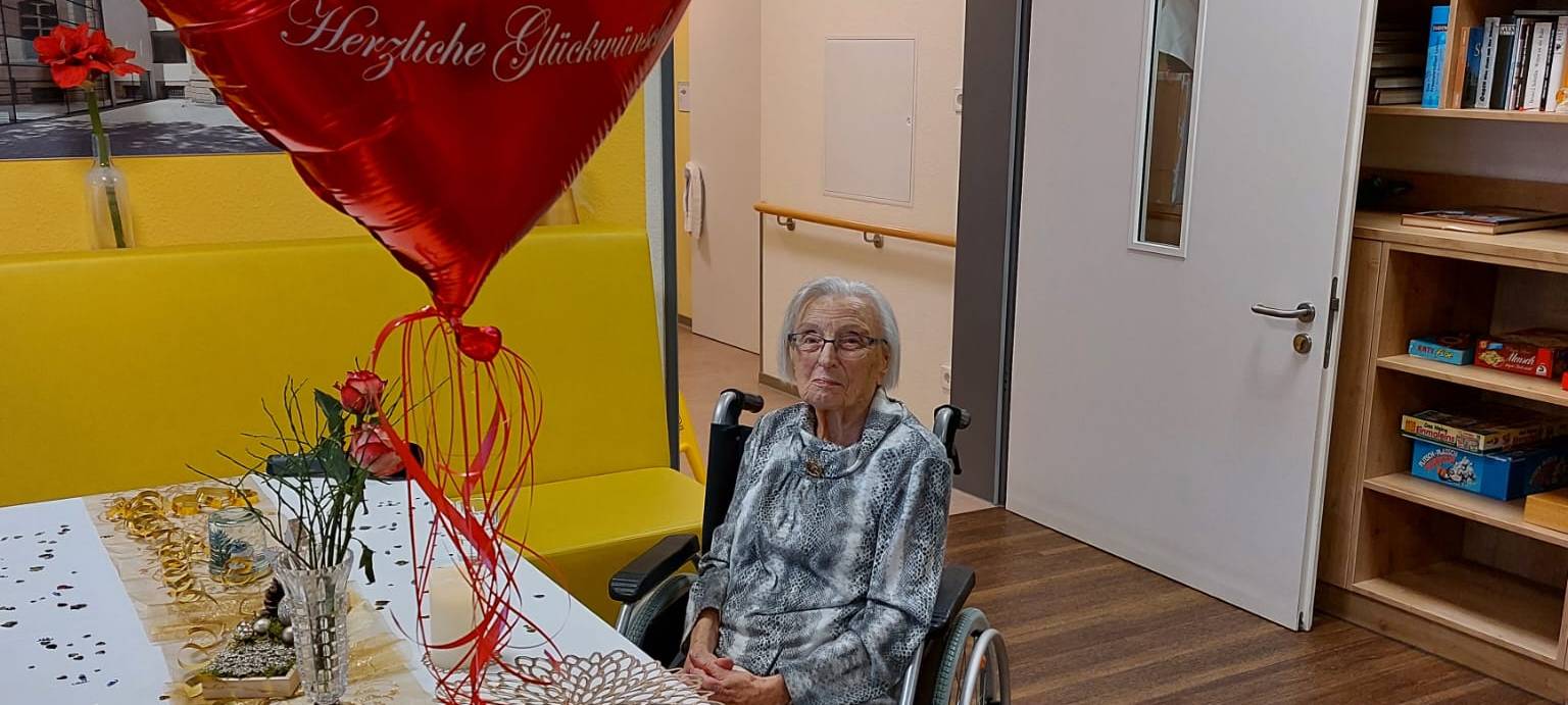 Seniorin feiert ihren 100. Geburtstag