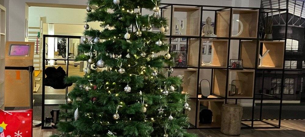 Injoy übergibt Wunschbaumgeschenke an Jugendhilfe Selbecke