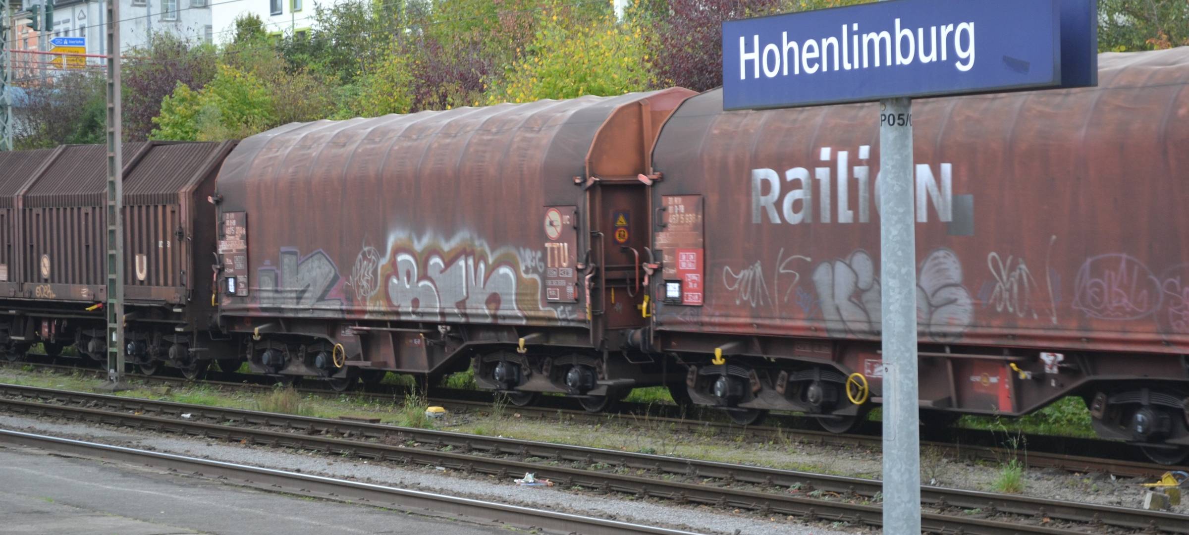 Zug mit Steinen beworfen