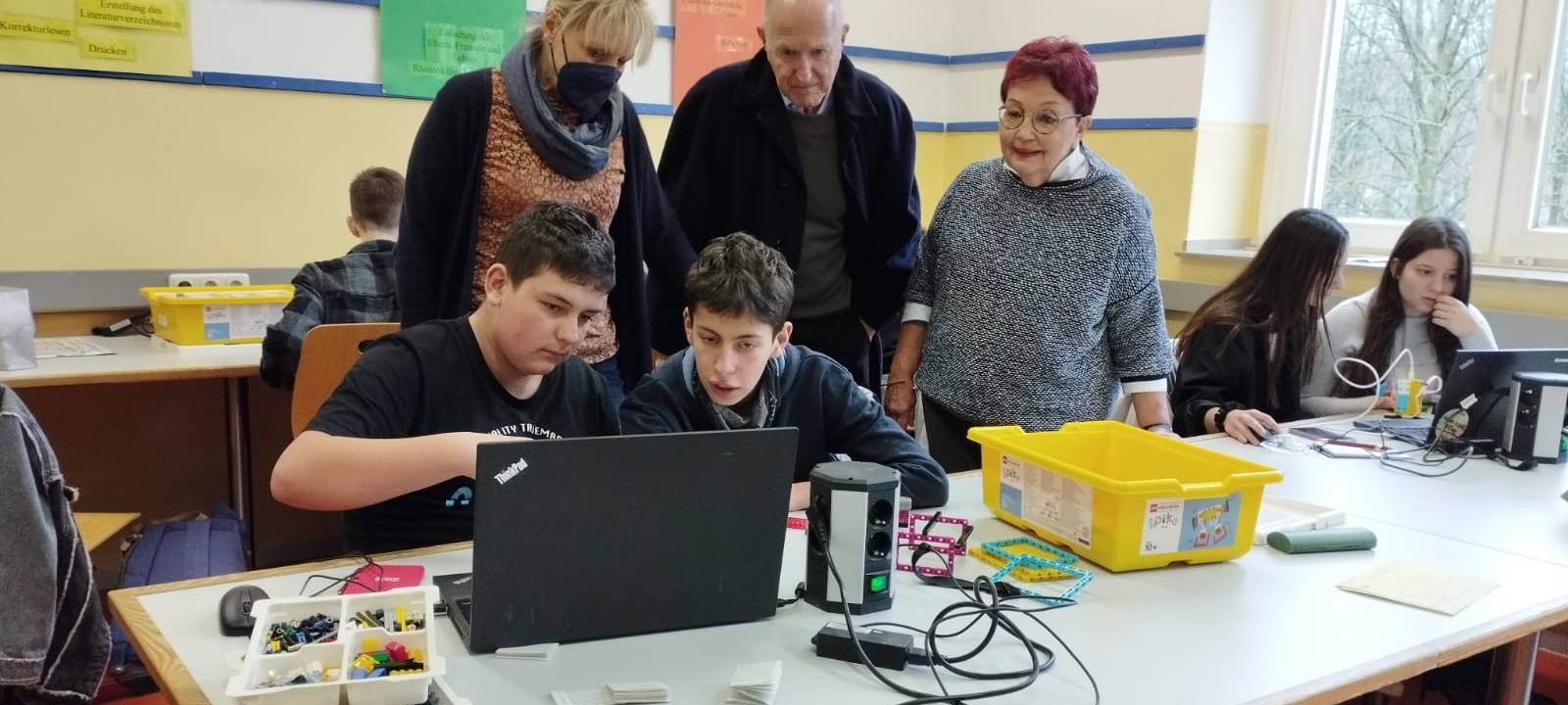 Schüler*innen bauen Roboter
