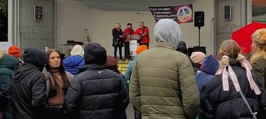 Menschen im Volkspark gedenken ein Jahr Ukraine-Krieg