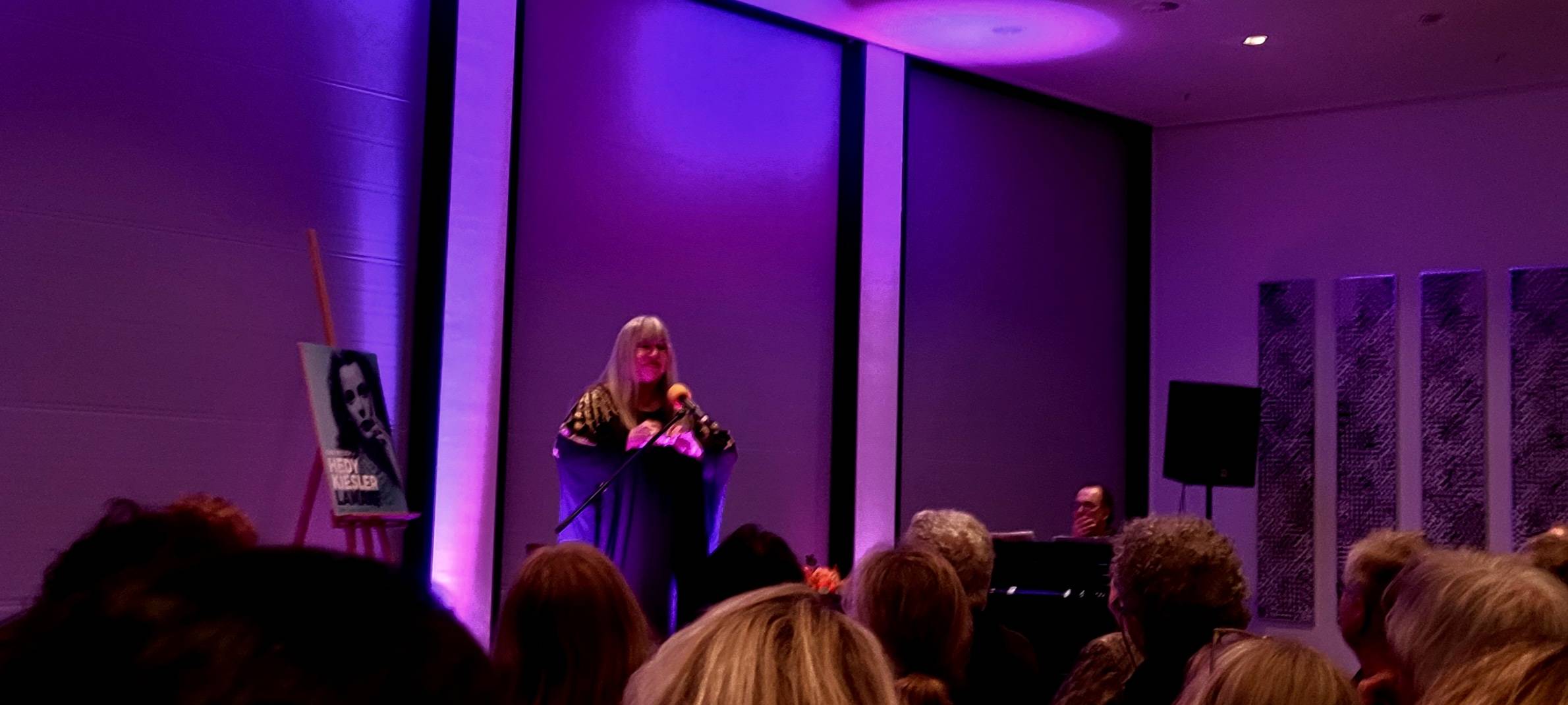 Man sieht Schauspielerin Gina Pietsch auf der Bühne im Auditorium des Kunstquartier.