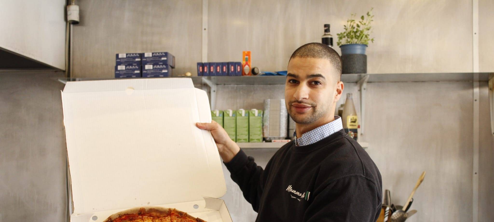 Pizzeria verteilt Pizzen an das St. Johannes Hospital