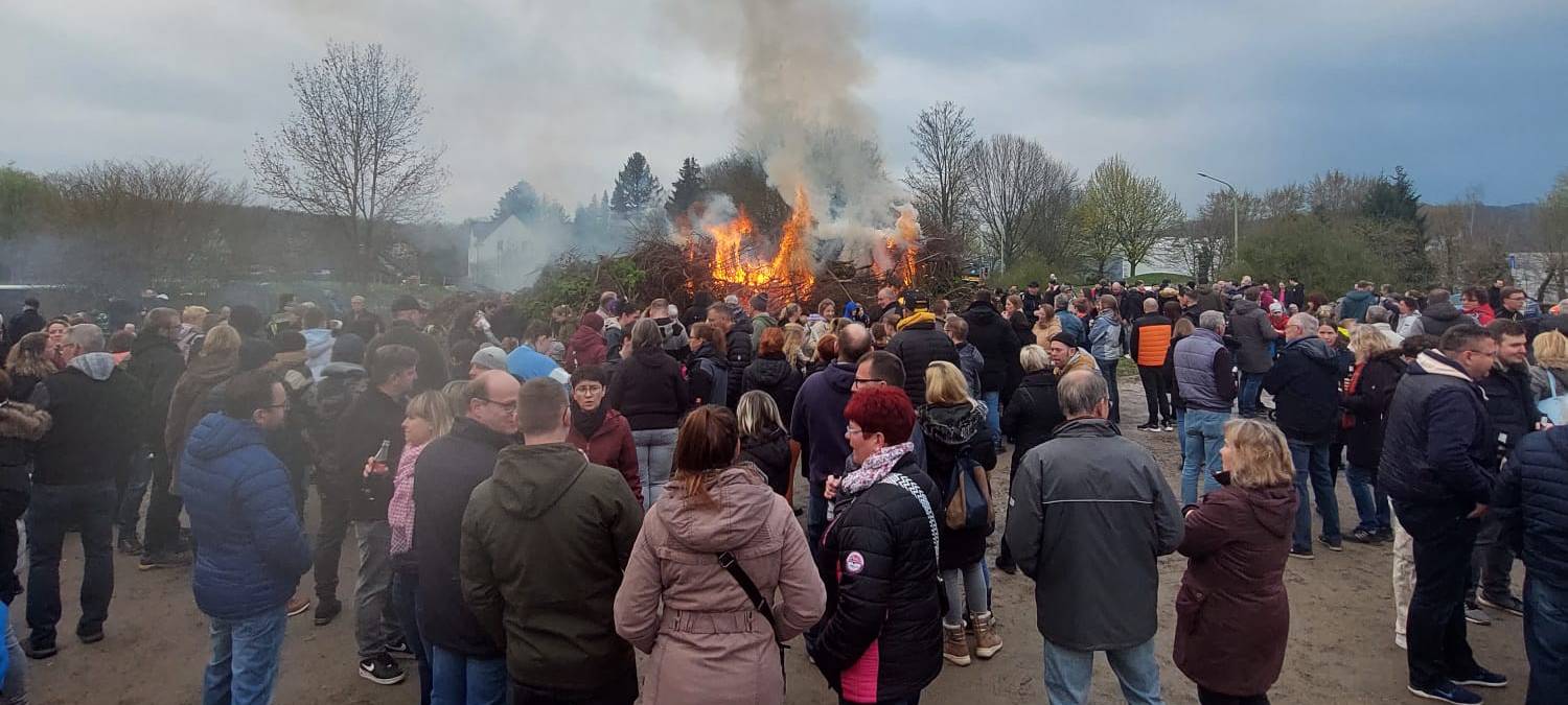 Die Osterfeuer brennen wieder