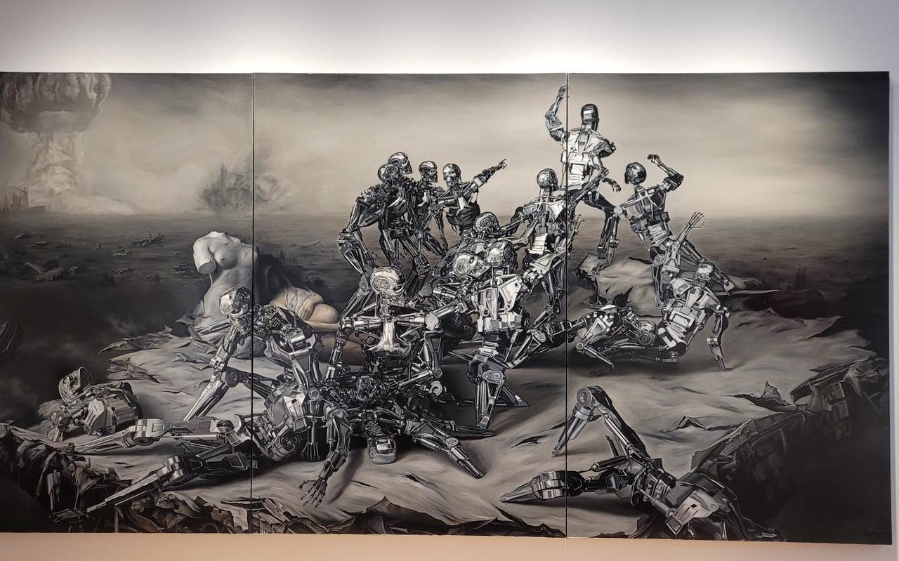 Zu sehen ist ein Bilde vom chinesischen Künstler Zhou Song. Darauf sieht man roboterähnliche Krieger, die miteinander kämpfen, eine Atombombe und eine tote, menschliche schwangere Frau.