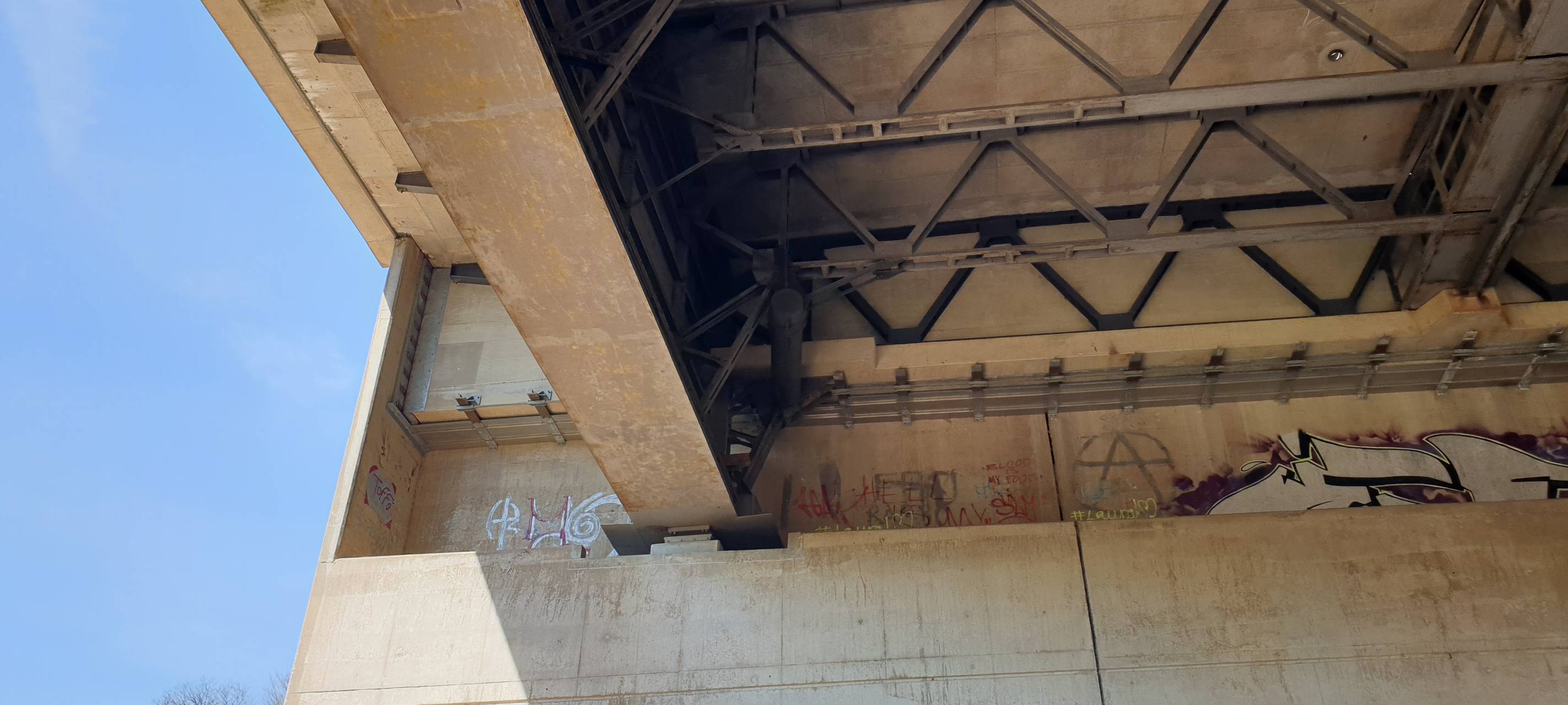 Die komplette Spreng-Ladung hier bei uns