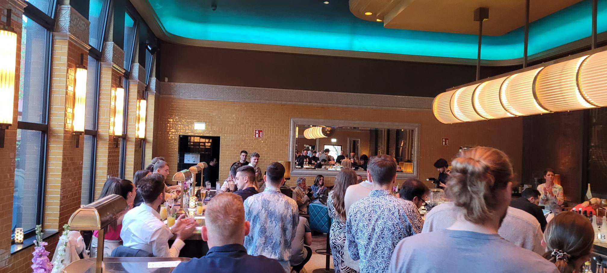 Man sieht eine Menschenmenge, versammelt in der Elbers 800° Bar, ganz vorne die Gründer vom Hagener Modelabel "Alexander Studios" - Phillip Schäfer und Tristan Pape