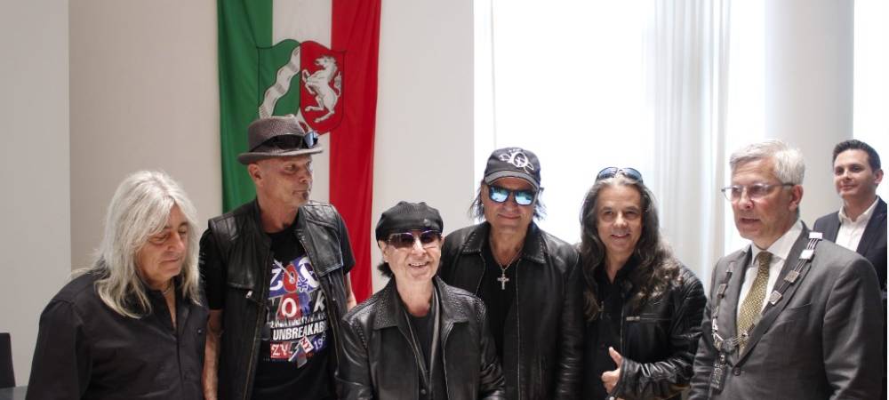 Scorpions tragen sich in das Goldene Buch ein