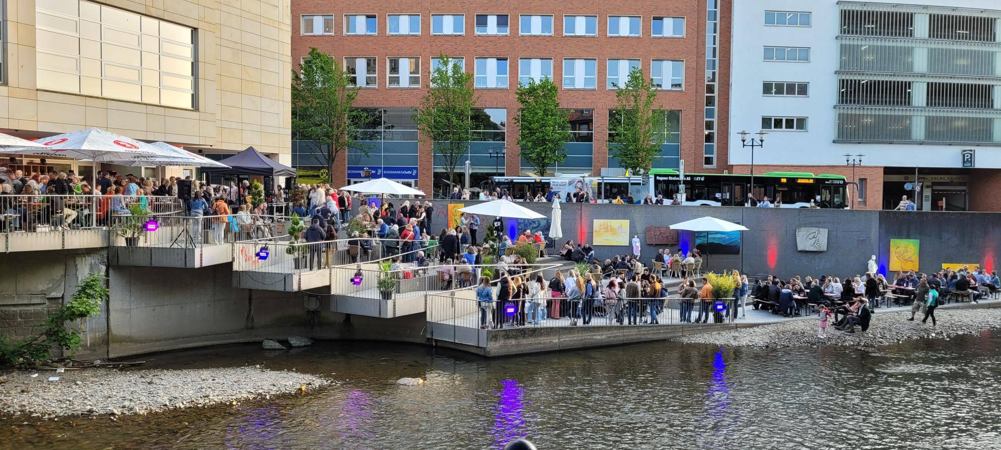 Zu sehen ist das Weinfest am Rathaus an der Volme - eine große Menschenmenge, die tanzt, sich unterhält und Wein trinkt.