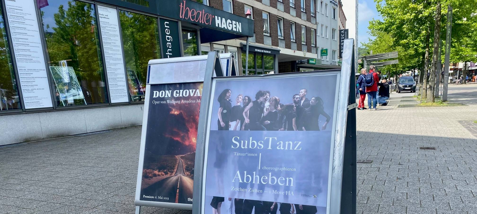 Theater "hebt ab"!