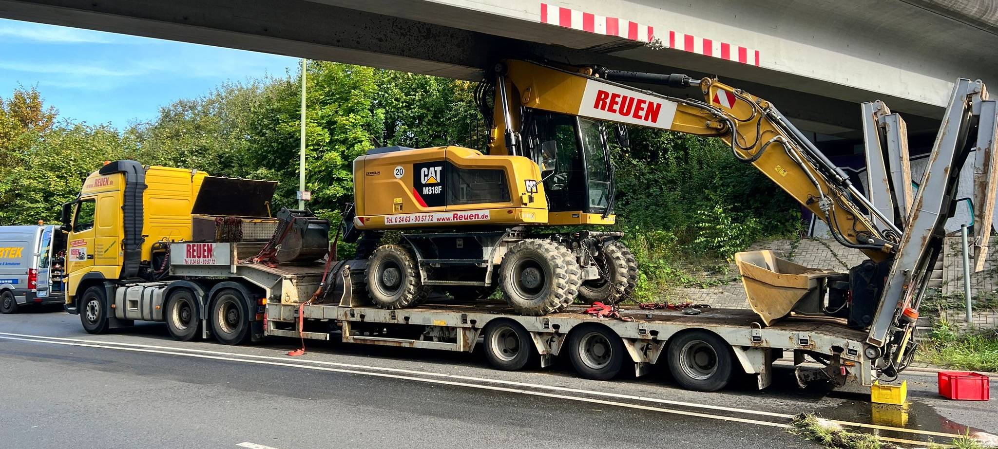 LKW kracht in Fußgängerbrücke