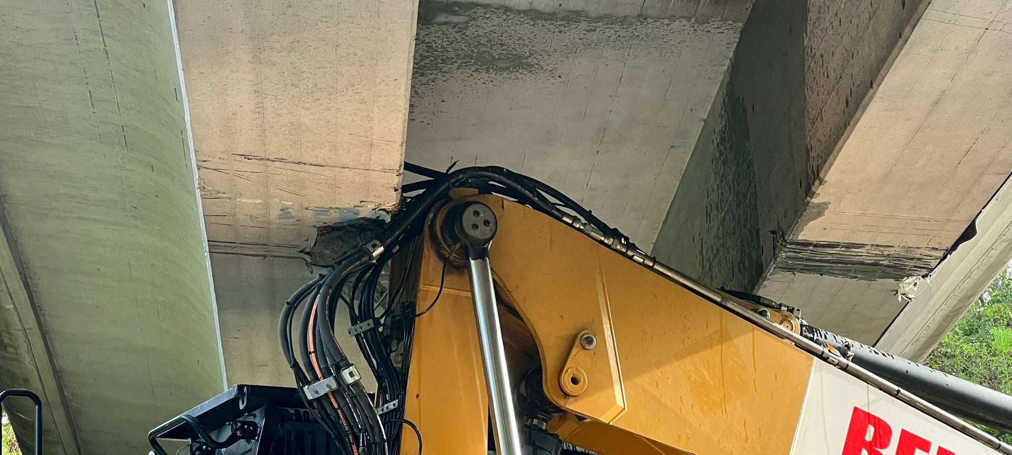 LKW kracht in Fußgängerbrücke