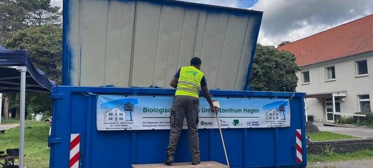 Apfelsammlung an der Biologischen Station Hagen in Helfe