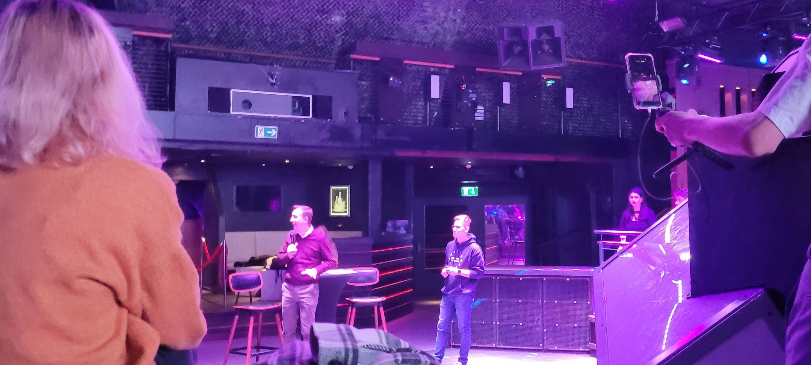 Man sieht Paul Ziemiak auf der Tanzfläche des Capitols zusammen mit dem Moderator am diskutieren