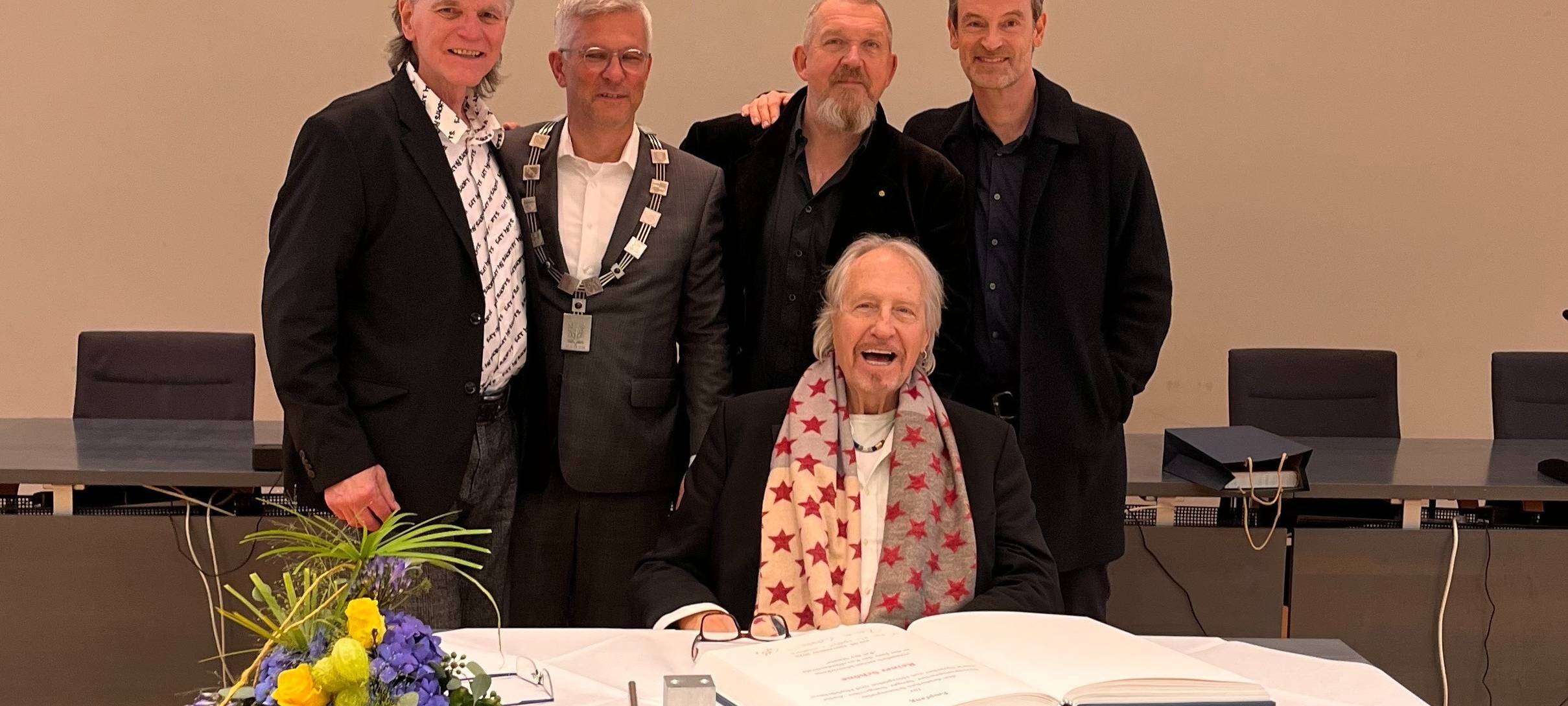 Neuer Eintrag in das Goldene Buch