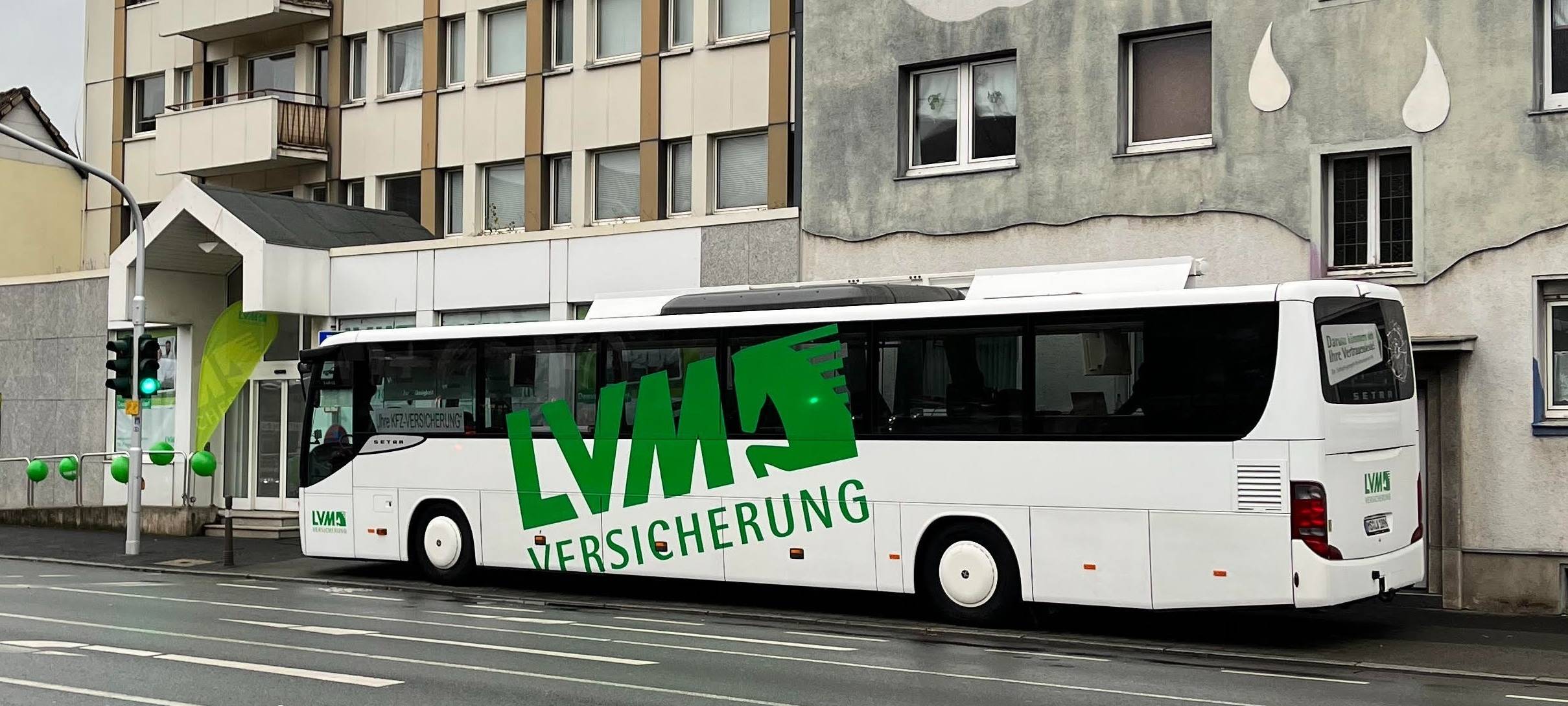 Auszubildende organisieren Bus vor der neuen Filiale des LVM