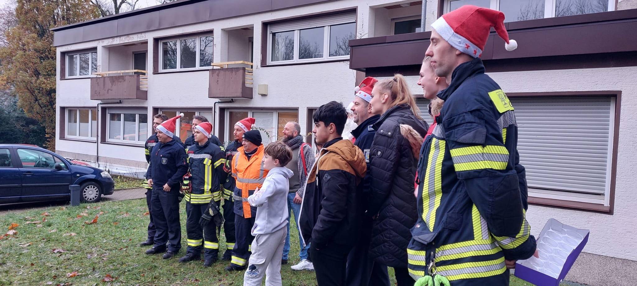 Nikolaus und Feuerwehr am Agnesheim
