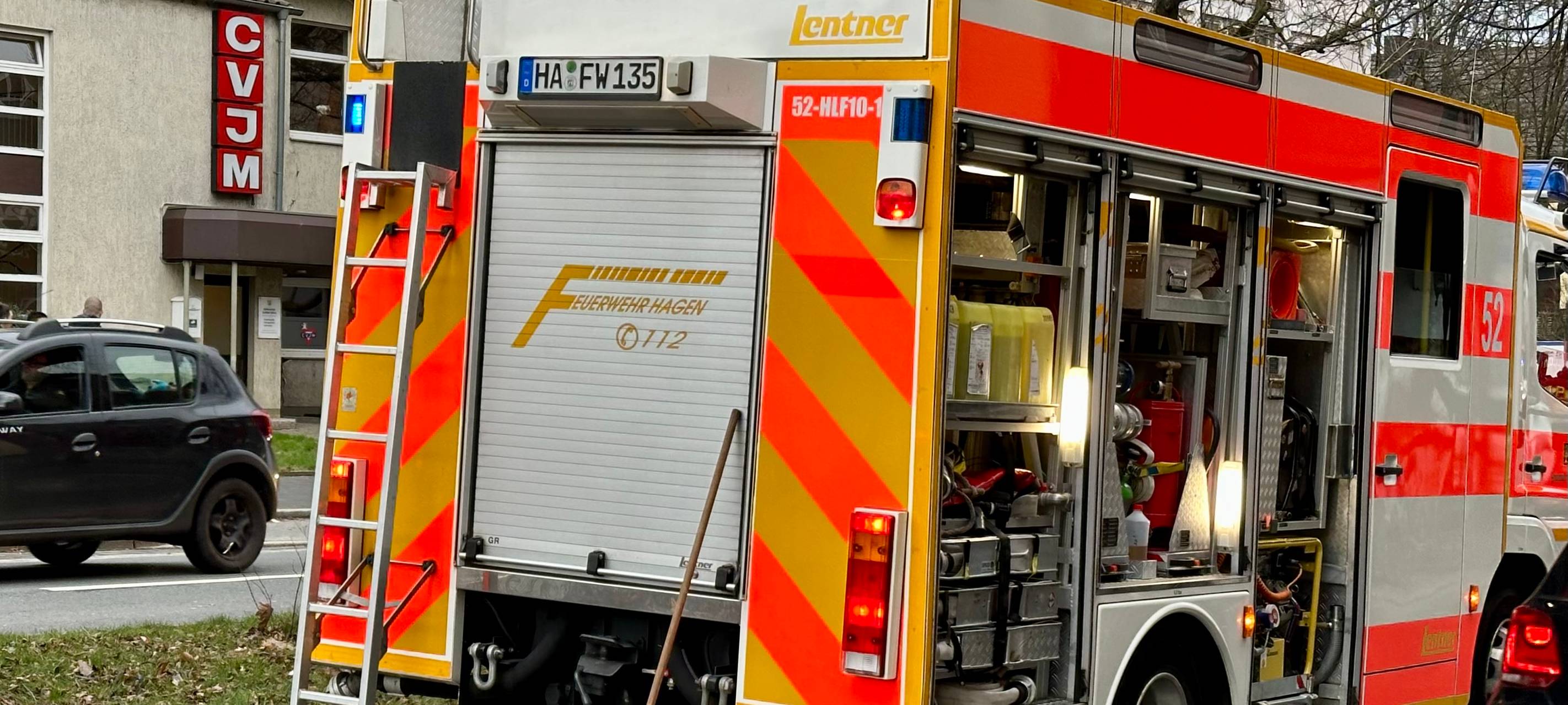 Mercedes nimmt Verkehrsinsel mit