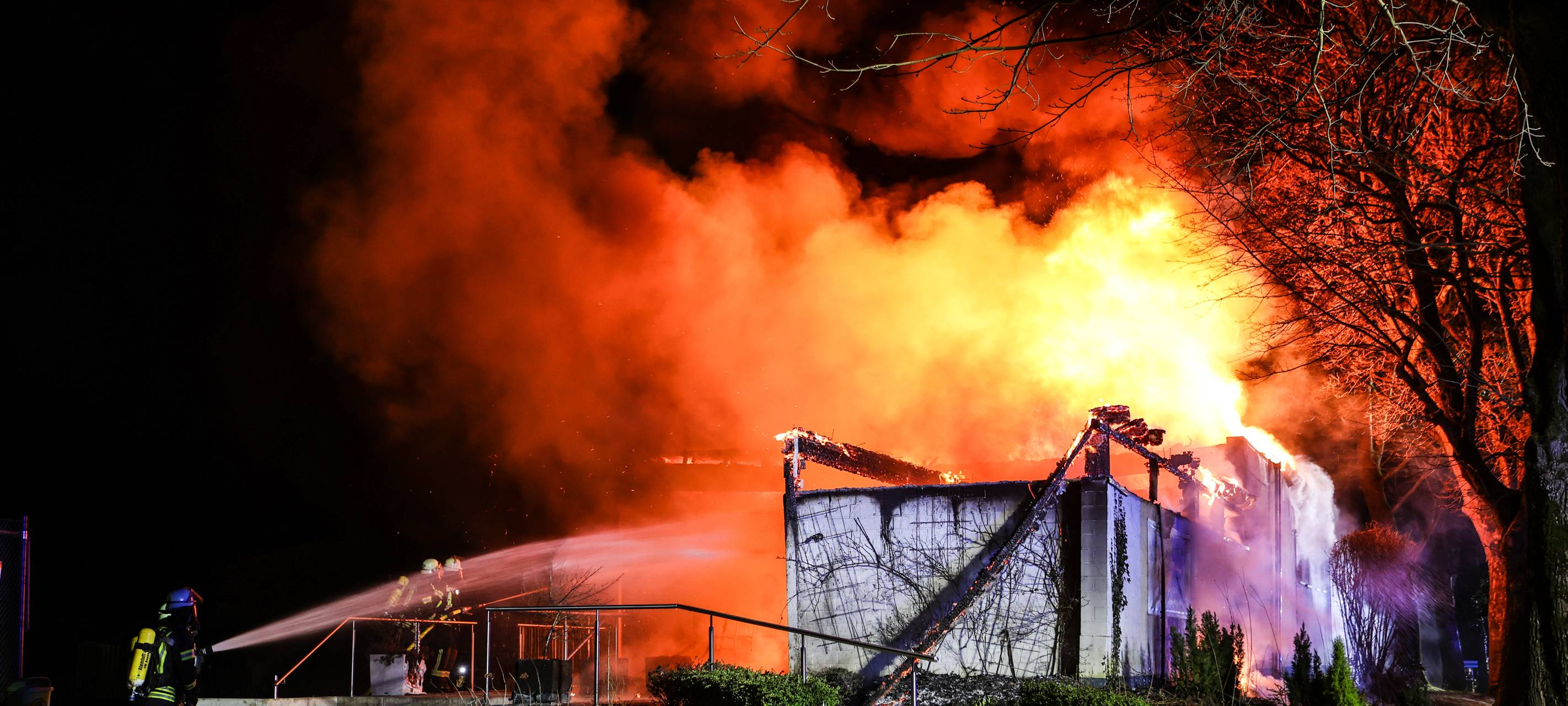 Tennisclub auf Emst in Flammen - Vereinsheim abgebrannt