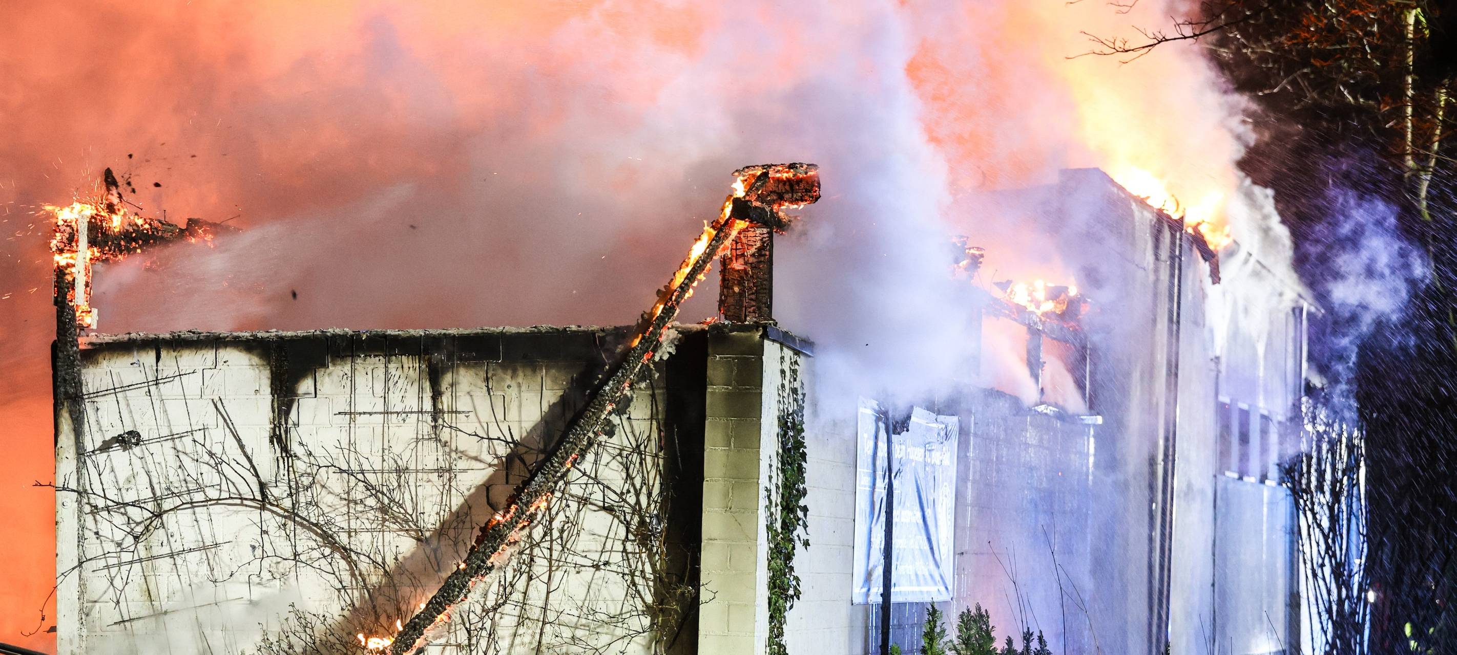 Tennisclub auf Emst in Flammen - Vereinsheim abgebrannt