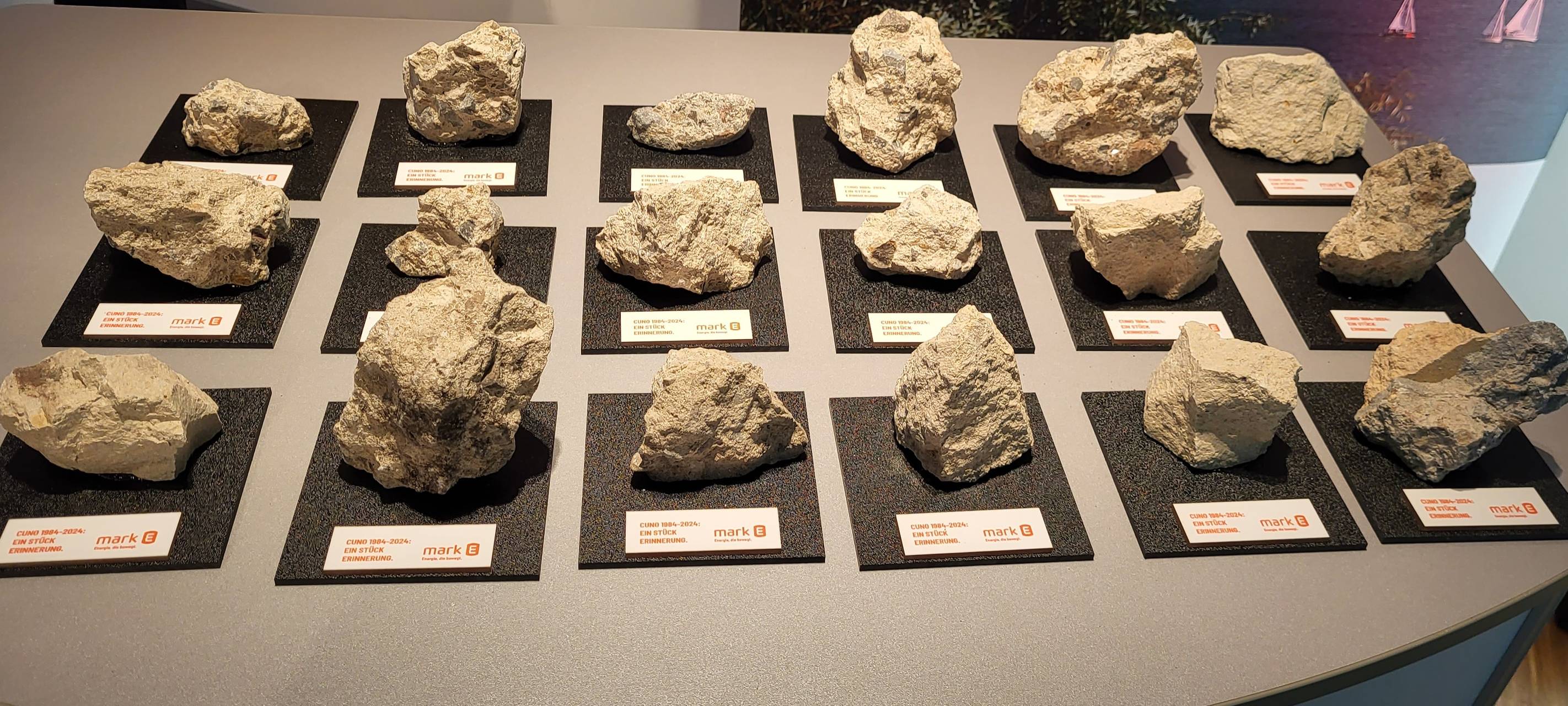 Stücke des Rauchgaskamins des Cuno-Kraftwerkes für guten Zweck verkauft