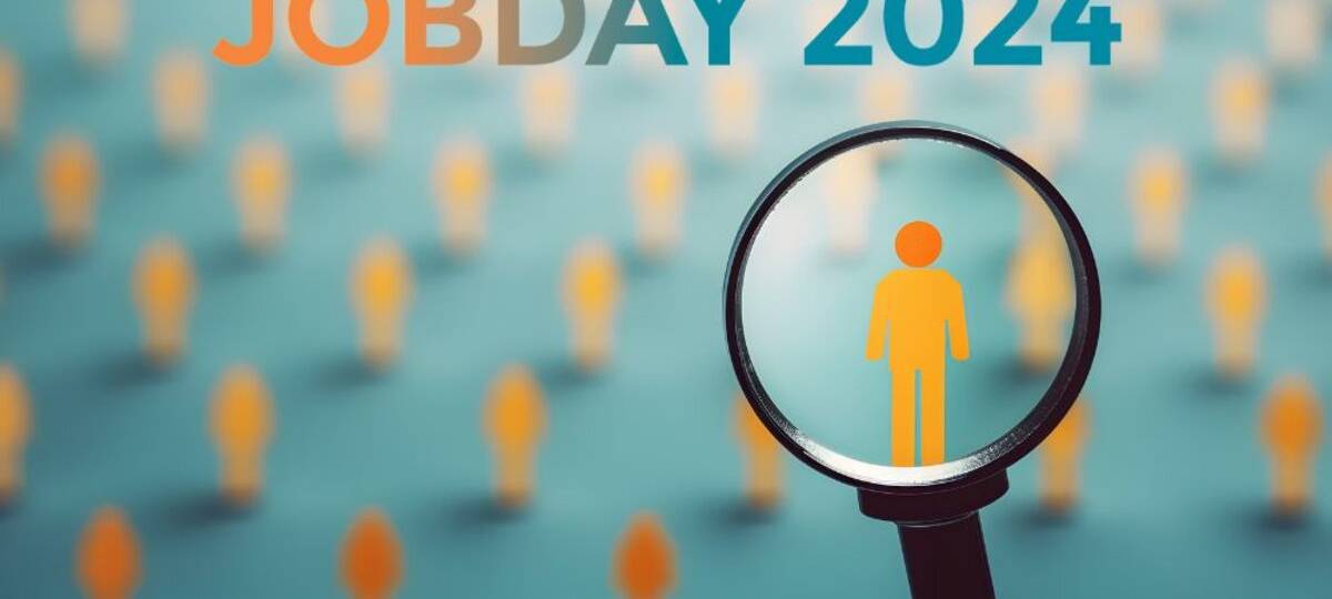 Durch eine Lupe sieht man ein Strichmännchen. Auf dem Bild steht ein Text: Jobday 2024