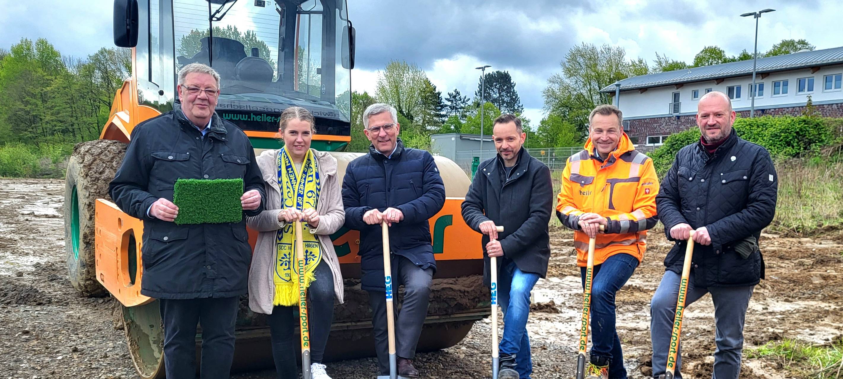 Emst: Spatenstich für neues Fußballfeld