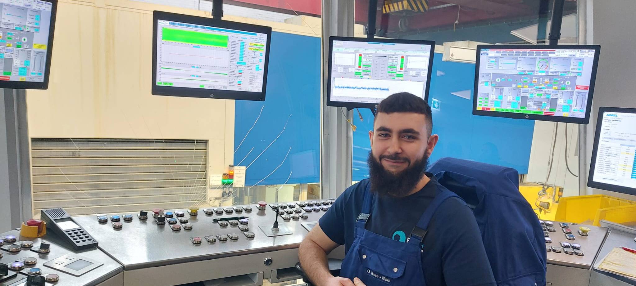 Azubis in der Verfahrenstechnologie zeigen ihren Beruf