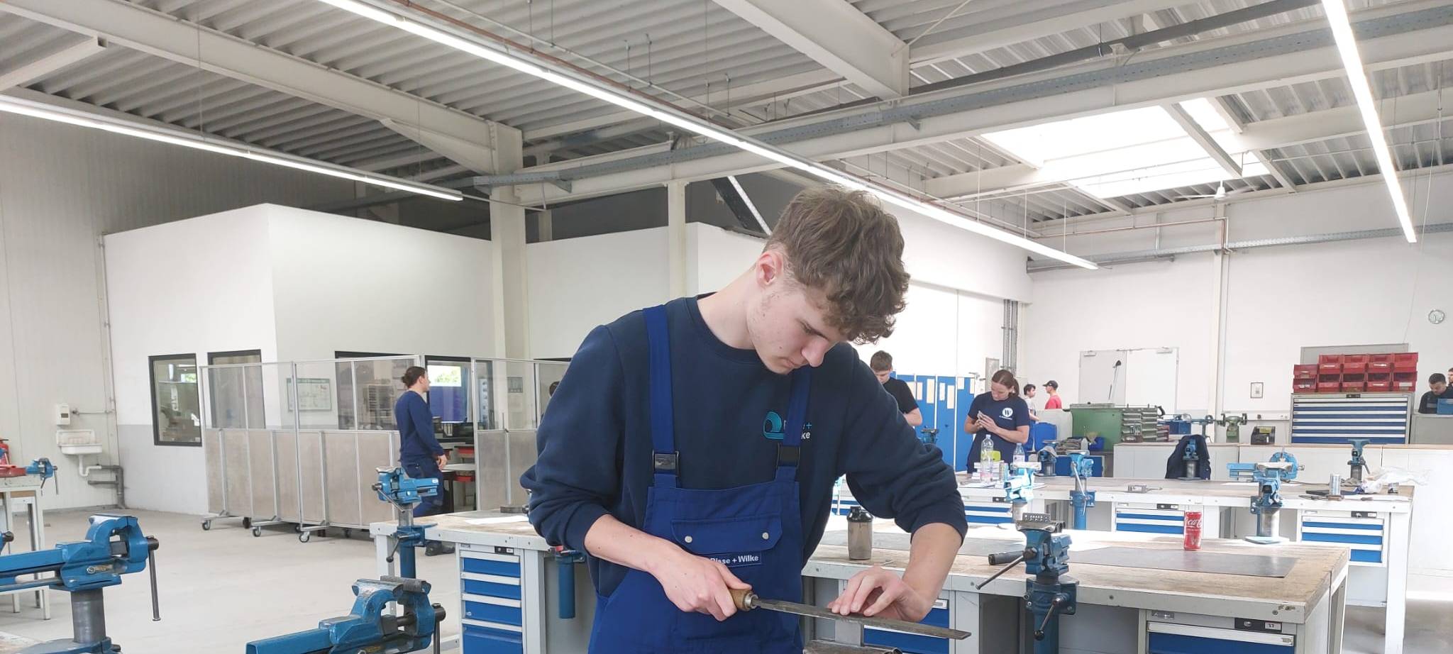 Azubis in der Verfahrenstechnologie zeigen ihren Beruf