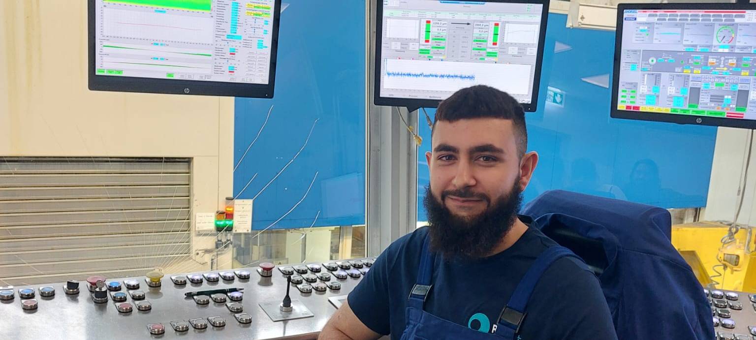 Azubis in der Verfahrenstechnologie zeigen ihren Beruf