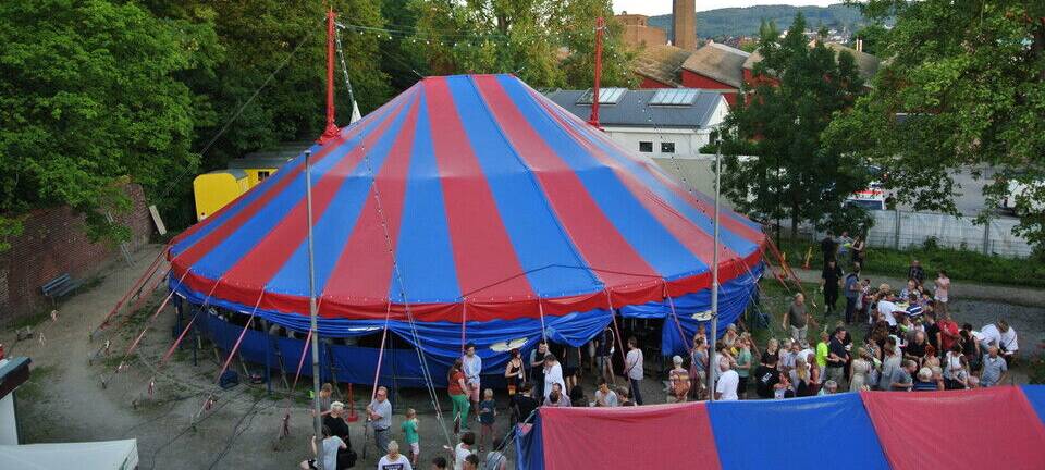 Quamboni kann das Zirkuszelt mieten