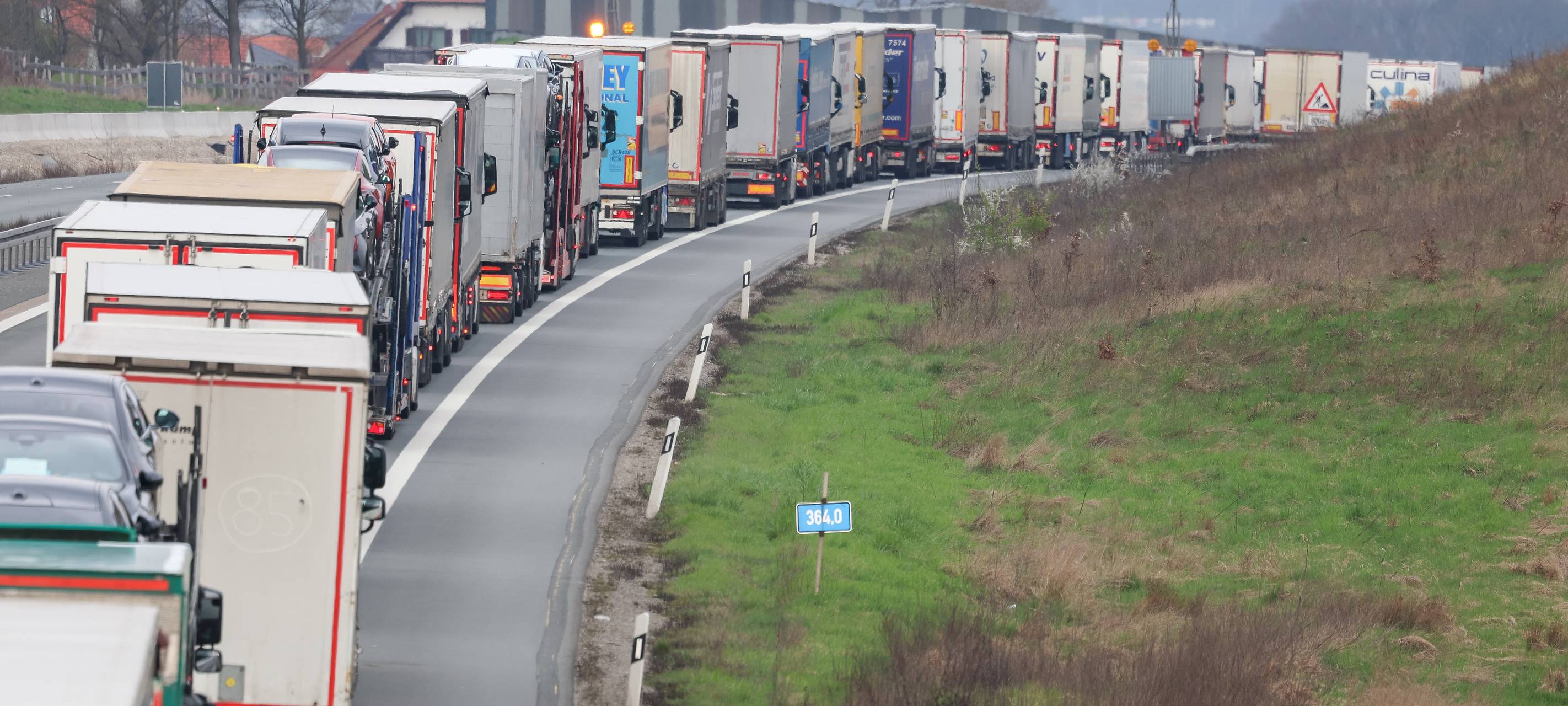Sommerferien: Viel Stau und Sperrungen auf Bahn und Schiene in NRW