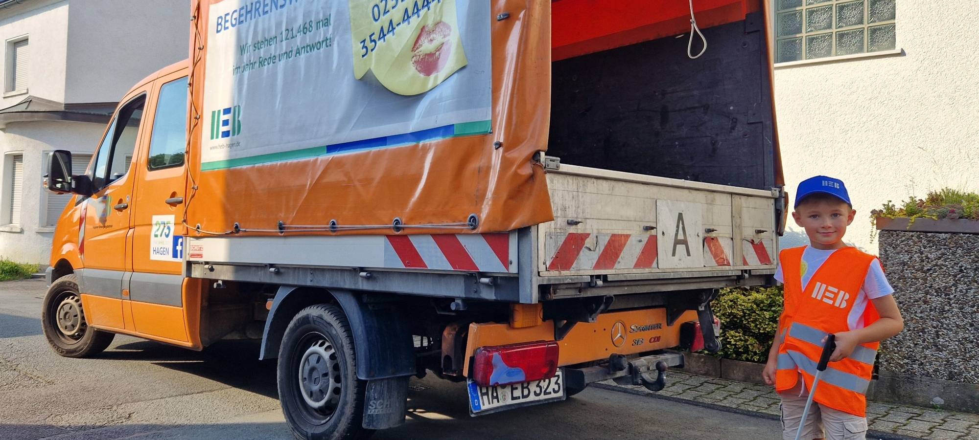 Vorschulkind unterstützt Stadtsauberkeit