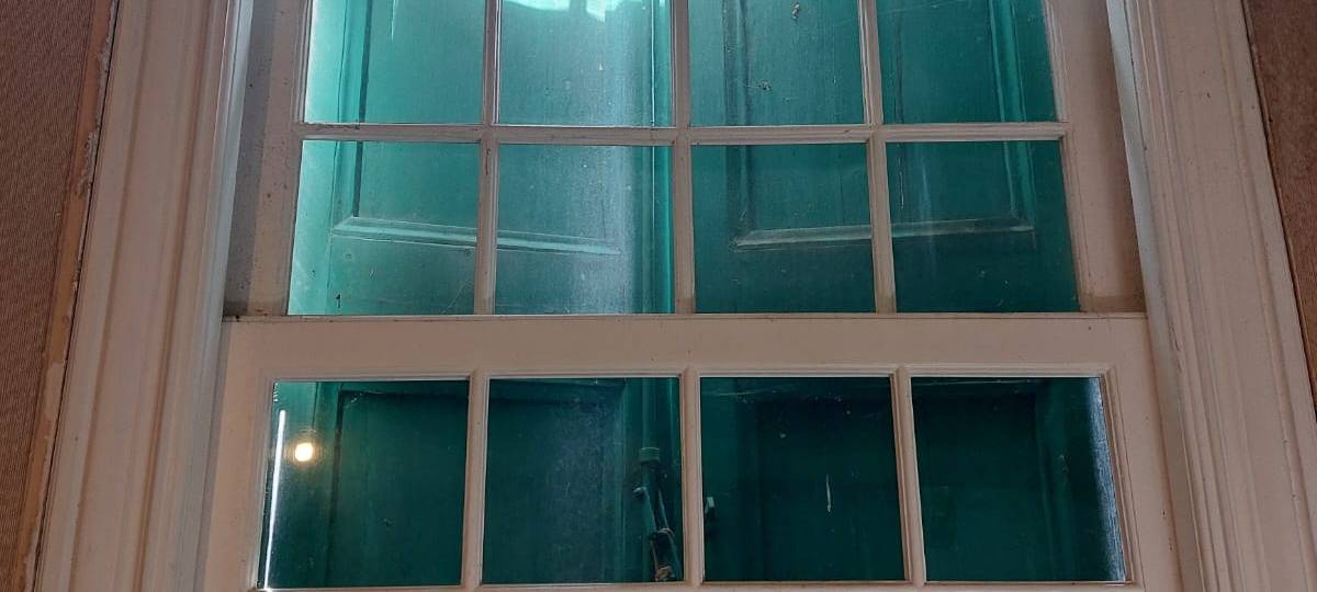 Das restaurierte Fenster wurde bereits wieder eingeworfen.