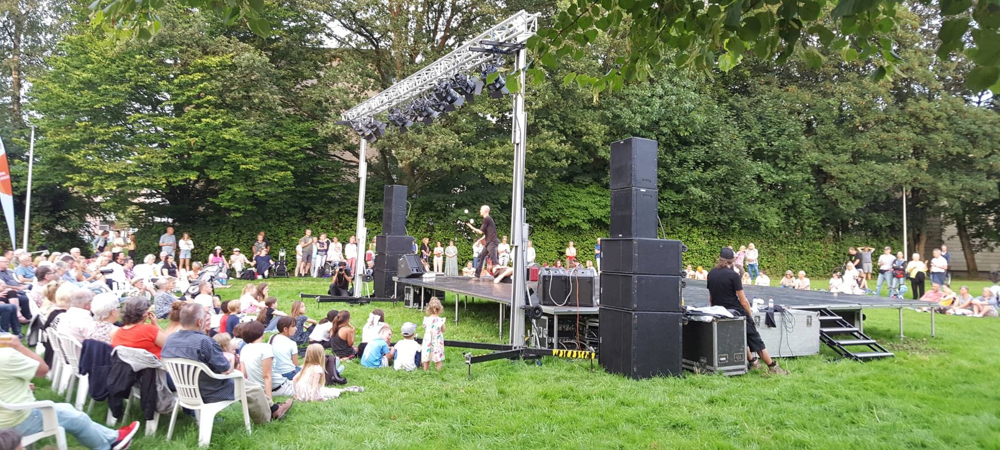 Jonglieren und Tanz beim Muschelsalat