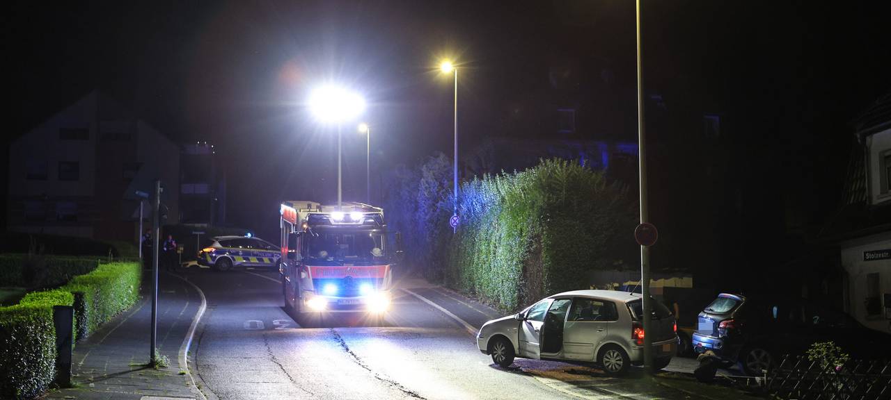 Junge Frau von Auto überrollt