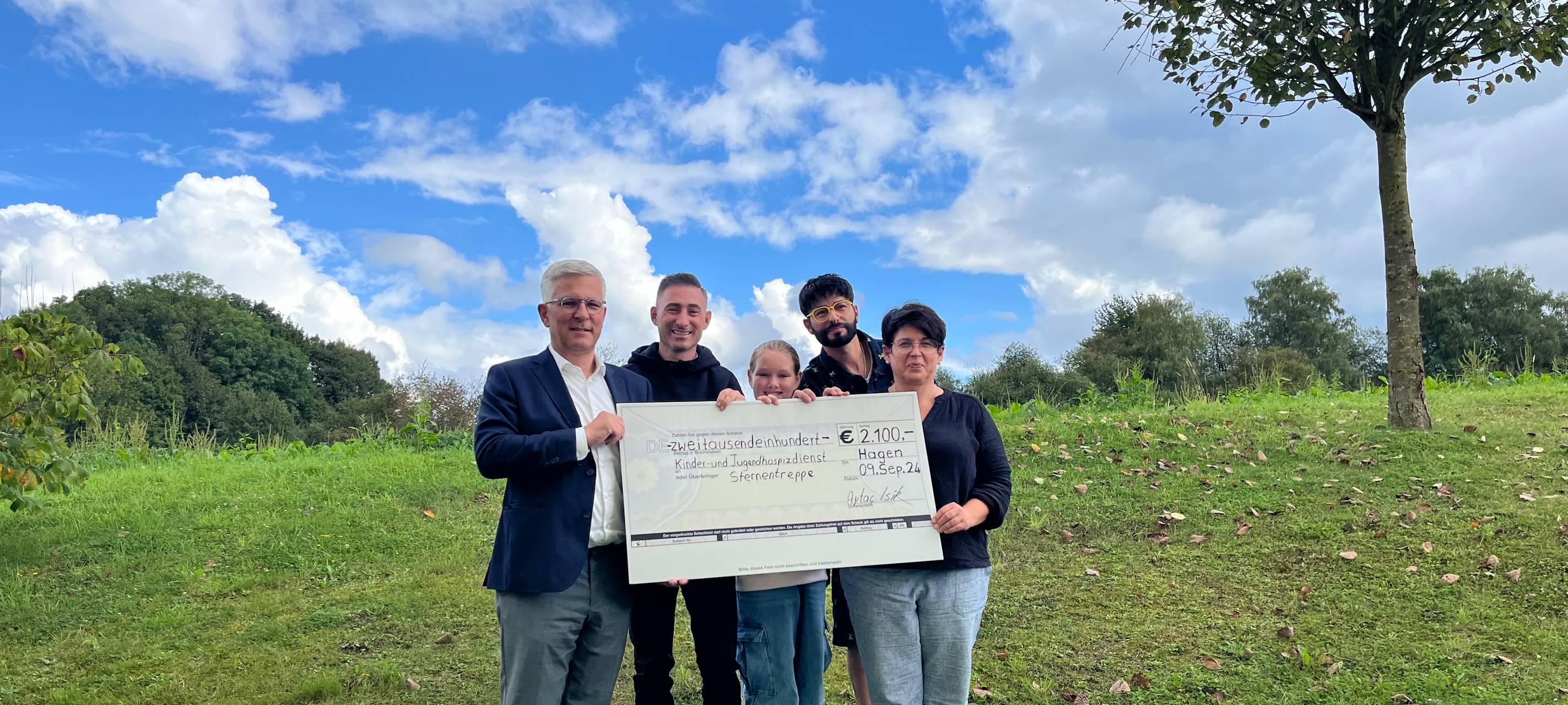 Clown "Kunt A Bunt" übergibt Spende an Kinderhospiz "Sternentreppe"